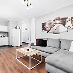 Daire Sikorskiego With Free Garage By Renters Prestige